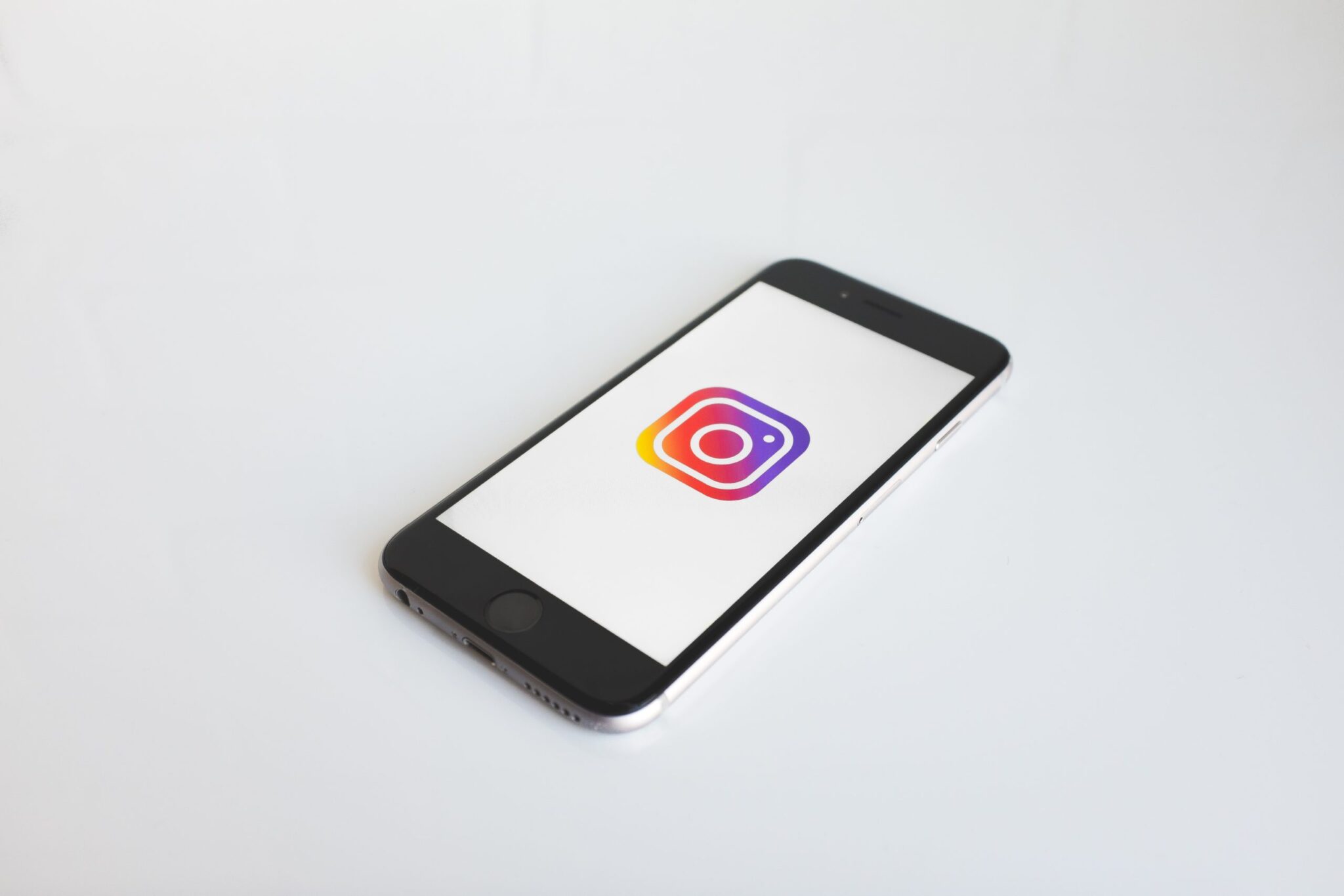 Celular com a tela mostrando o aplicativo instagram